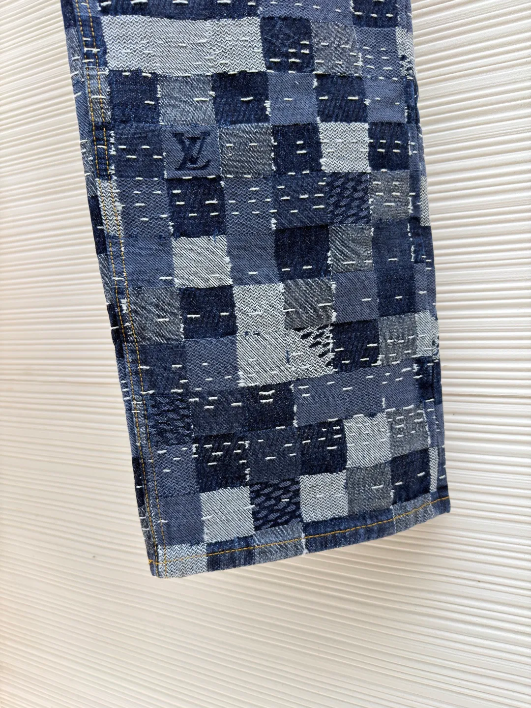LOUIS VUITTON Nigo co-branded jacquard checkerboard denim trousers ●Authentic product: purchased and developed at 17600 ●Item number: 1680494-B55 ●Material: denim fabric ●Technology: jacquard production ●Version: fitted version ●Weight: about 870 grams ●Size: 28-30-32-34-36 ●Description: This skateboard jeans is from Pharrell The 2025 autumn and winter series collaborated by Williams and Nigo is made of 100% cotton fabric, which combines comfort and durability. The design cleverly incorporates the brand's iconic Damier plaid elements, paying tribute to traditional Japanese patchwork techniques through unique patchwork techniques. The trousers are cut in a classic five-pocket jean style, with pearlescent button placket and rivet embellishments at the front for refined details. An all-over logo jacquard accentuates the brand's identity, while a nubuck leather label adds a premium touch. The overall wiring is straight and delicate, the fabric is comfortable and soft, and the color is consistent without color difference. It can be matched with the same style to create a fashionable look and control various occasions. Customized accessories, complete with three standards, same style for men and women!